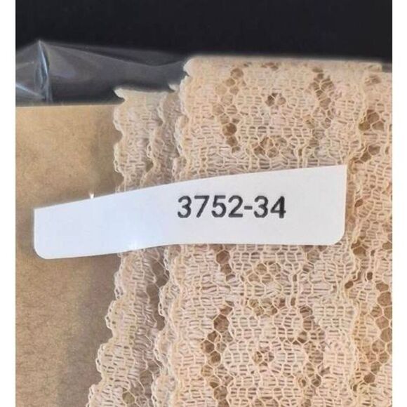 Lace, Vintage Ecru 1" wide x 3 yds Galloon - Picture 3 of 3